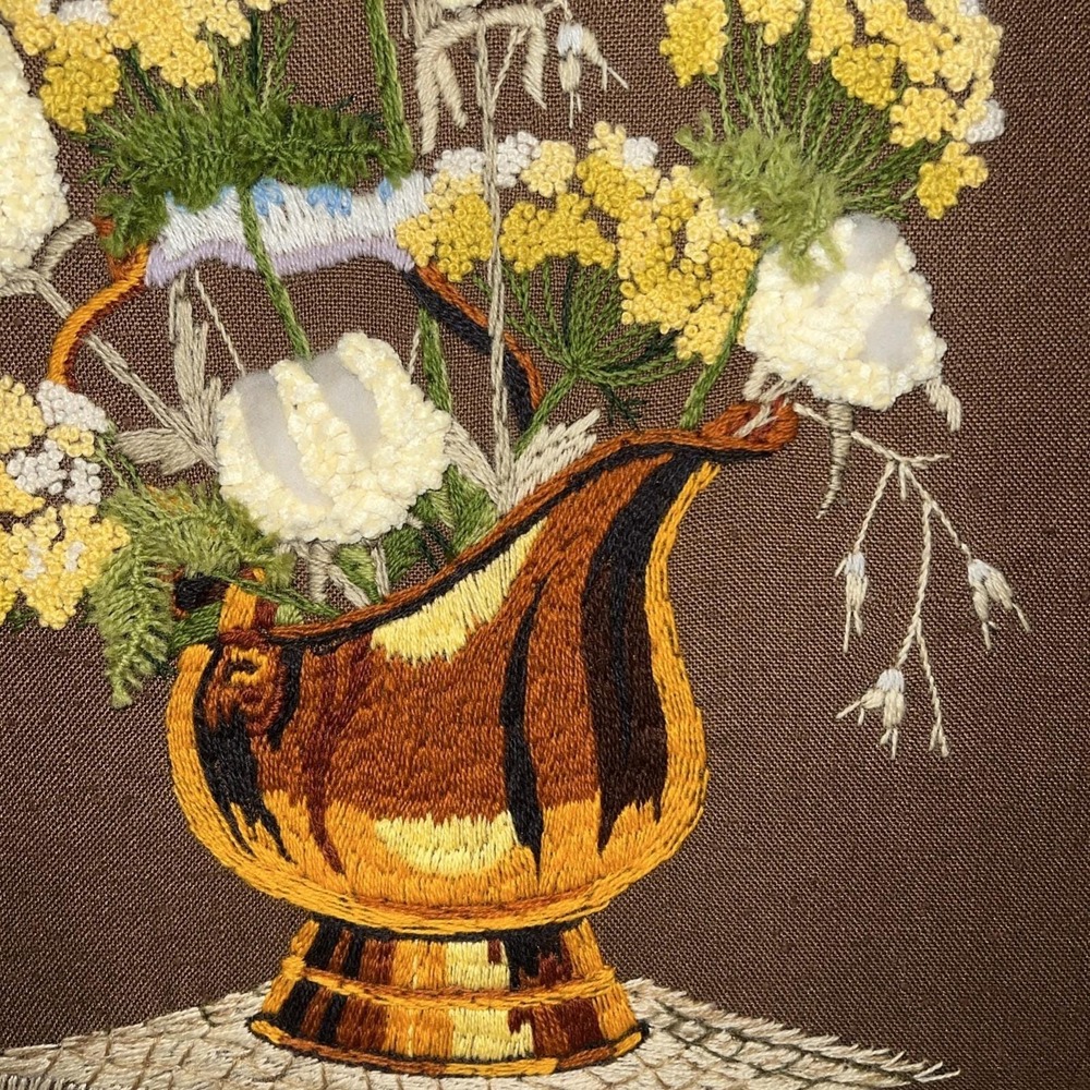 Vintage MCM Crewel Embroidery Large Framed Flowers 18 1/2 X 22 1/2" - Picture 3 of 5